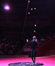 Jongleur Pavel Roujilo (©Foto: Martin Schmitz)